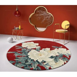 Tapis rouge chinois traditionnel, pivoine blanche en floraison.