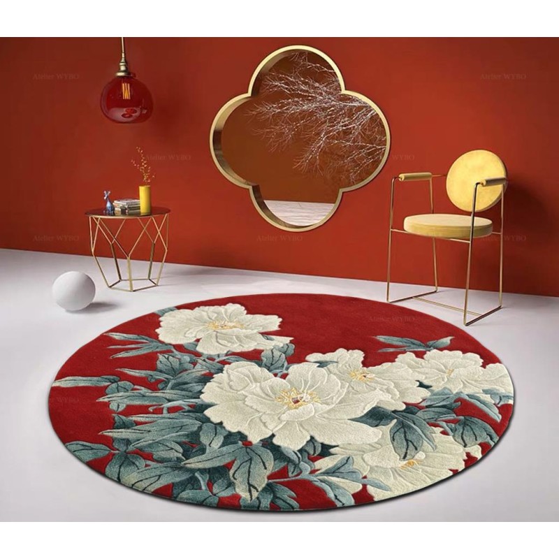 Tapis rouge chinois traditionnel, pivoine blanche en floraison.