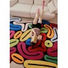 Grand tapis de salon couleur vive, motif labyrinthe en courbes multicolores.