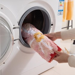 Tapis salle de bains, chambre d'enfant - Fleurs de cerisier sur fond rouge