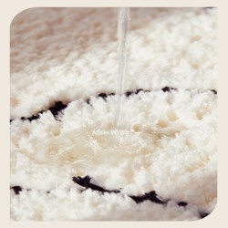 Tapis lavable salle de bain, fleurs de camélia sur fond beige