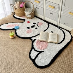 Tapis design ludique issu d'un dessin rigolo, gors lapin blanc dans une salle de jeu pour enfant.