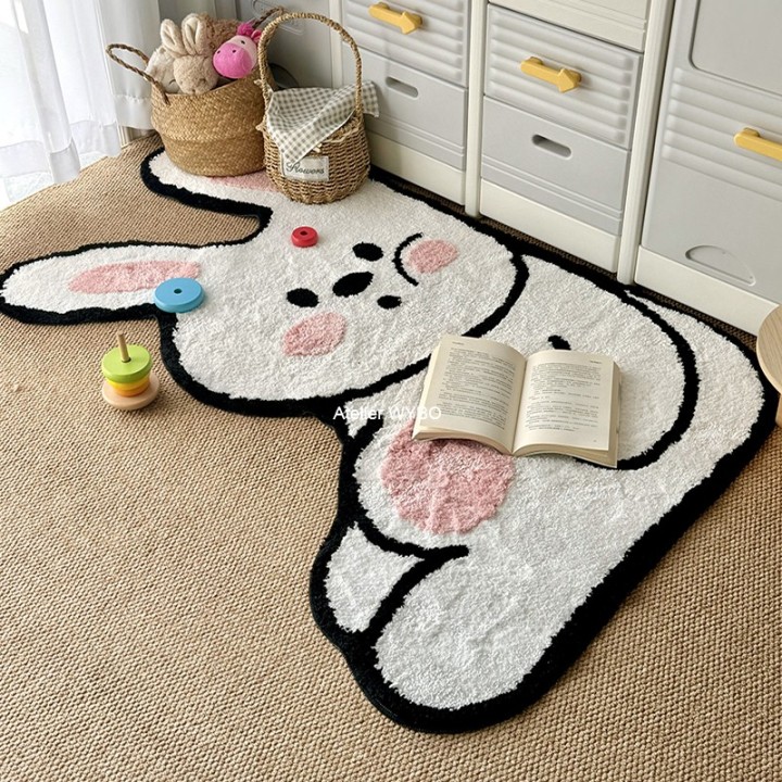 Tapis design ludique issu d'un dessin rigolo, gors lapin blanc dans une salle de jeu pour enfant.
