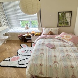 Déco chambre fille style minimalism, linge de lit blanc et rose, tapis lapin couleur assortie.