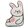 Tapis design pour enfant lapin blanc rigolo et curieux.