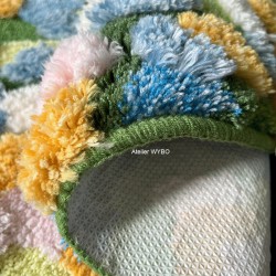 Tapis design insolite jolies couleurs dégradées, surface en relief.