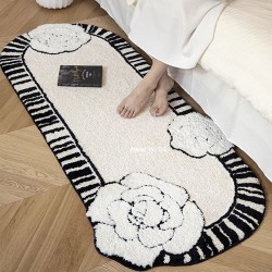 Déco chambre à coucher sublimé par un tapis moderne motif de fleurs de camélia.