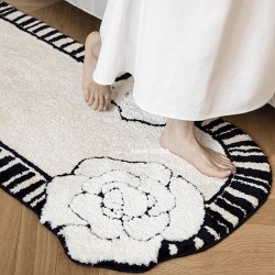 Tapis floral ton clair beige et noir crée un style graphique moderne à votre intérieur.