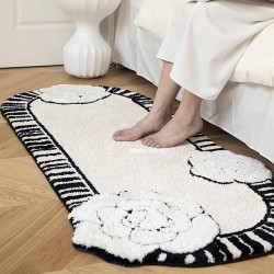 Tapis stylé fond beige clair, contours et fleurs en noir pour créer un beau contraste.