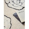 Tapis design romantique et artistique, il apporte un côté cosy et luminosité dand votre chambre.
