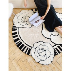 Tapis floral ton clair beige et noir, il crée un style graphique moderne à votre intérieur.