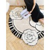 Tapis floral ton clair beige et noir, il crée un style graphique moderne à votre intérieur.