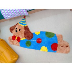 Tapis chien coloré pour un univers enfantin, lavable à la machine.