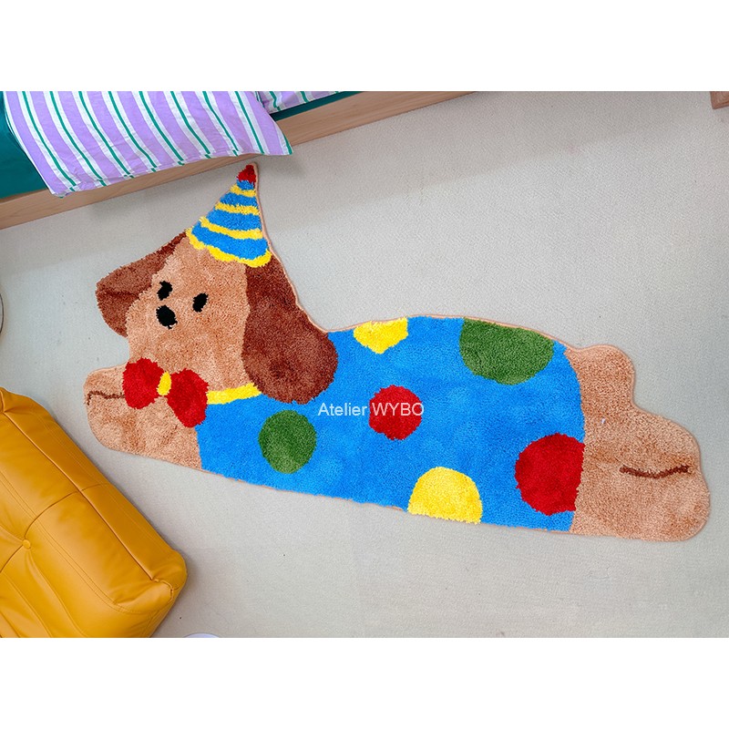 Tapis chien coloré pour un univers enfantin, lavable à la machine.