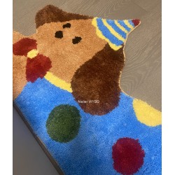 Tapis chiot tout mignon, il porte un chapeau en rayure bleu, un nœud papillon rouge et un maillot à pois.