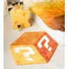 Tapis trompe-l’œil cube Jaune et point d’interrogation, il apporte un style contemporain à la décoration de votre chambre.