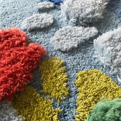 Tapis moderne inspiré de récif marin, coraux et algues en relief.