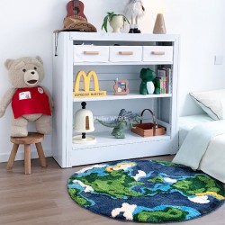 Déco chambre d'enfant créatif, ce tapis bleu transforme votre sol en véritable tableau décoratif.