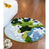 Tapis design art moderne paysage nature - Fleurs blanches et bleues sur étang bleu, végétation abondante