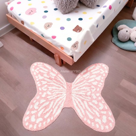 Tapis rose en forme de papillon, apprécié pour chambre enfant et salle de bain enfant.
