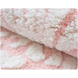 Tapis doux absorbant, idéal pour une utilisation en salle de bain.
