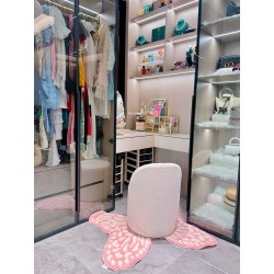 Tapis rose papillon pour dressing fille et coin de maquillage, ambiance romantique.
