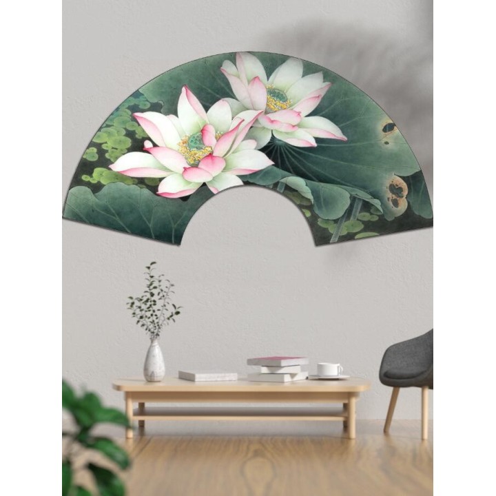Lotus rose en forme d'éventail, déco mural zen dans une salle de cérémonie du thé.