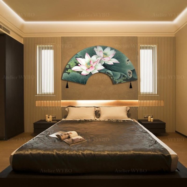 Décoration zen chambre d'hôtel, tête de lit artistique lotus rose feuillage vert.