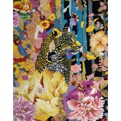 Tapis artistique beauté sauvage multicolores, panthère et fleurs exotiques sur fond sombre.