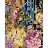 Tapis artistique beauté sauvage multicolores, panthère et fleurs exotiques sur fond sombre.
