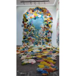 Tapis décoratif mur-sol continu inspiré des fonds marins, coraux multicolores et poissons en relief.