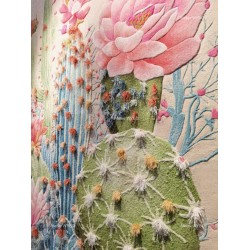 Tapis de prestige confectionné à la main, motif cactus original. Couleur douce, surface en relief.