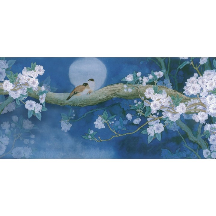 Un paysage nocturne aux fleurs de cerisier enveloppe l’espace d’une atmosphère zen et raffinée, digne d’un spa d’exception.