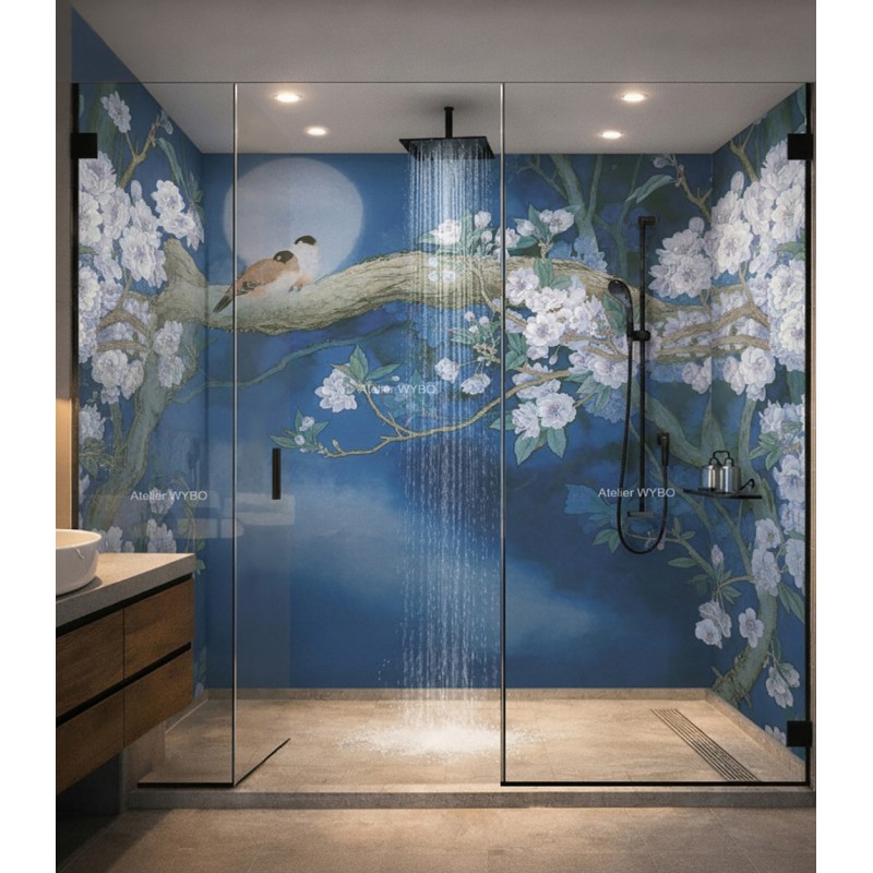 Paysage nocturne de cerisiers en fleurs et les oiseaux, décoration douche à l’italienne raffinée.