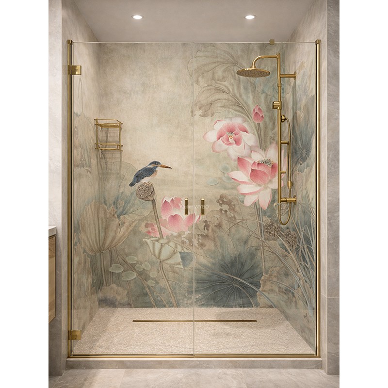Déco douche italienne avec panneau mural sur mesure motif fleur de lotus et oiseau d'eau. #Renovation #AstuceDeco #SalleDeBain