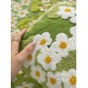 Coussin floral en relief pour canapé, lit, fauteuil - Fleurs blanches sur pelouse