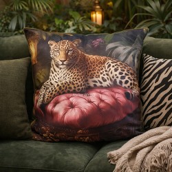 Accessoire canapé léopard, coussin animalier luxe, déco intérieure tropicale.