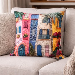 Déco canapé couleur unie, coussin coloré village méditterranien palmiers et fleurs.