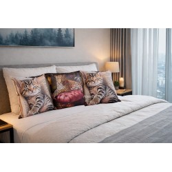 Coussins félin dans un lit douillet, accessoire de confort et de déco personnalisé.