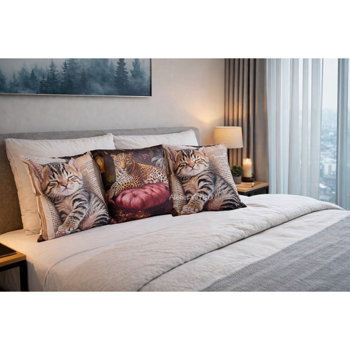 Coussins félin dans un lit douillet, accessoire de confort et de déco personnalisé.