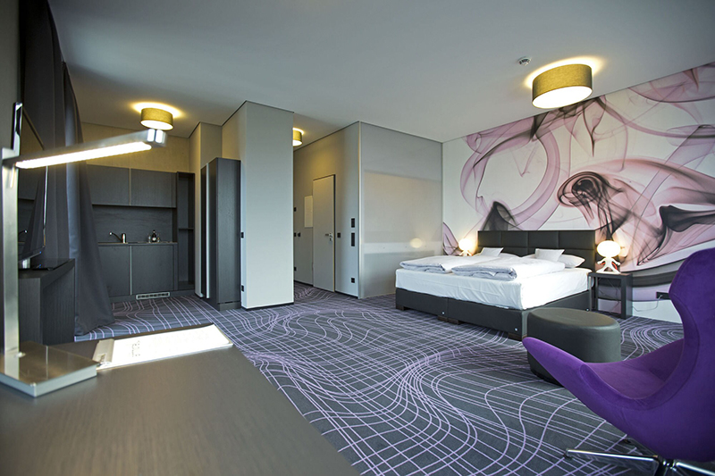 Revêtement de sol trompe l'œil 3d dans une chambre d'hôtel, dessin abstrait moderne, traits en forme de vague, trous et bosses dans le sol effet impressionnant.