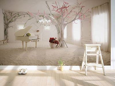 Installation d'un papier peint romantique trompe l'œil 3D effet extension d'espace dans un séjour, une pièce blanche dans la sérénité, piano blanc, rose blanche, arbre blanc, mur blanc, sable blanc.