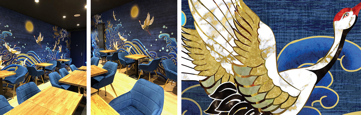 Réalisation fresque mural étanche dans un restaurant japonais, panneau asiatique couleur bleu nuit, oiseaux légendaires s'envolent vers la pleine lune, fleurs de cerisier et poissons dorés dans grandes vagues
