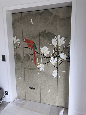 fresque murale japonaise sur mesure aspect ancien pour porte coulissante, paysage zen de la montagne et rivière, fleurs blanches de magnolia et perroquet rouge.