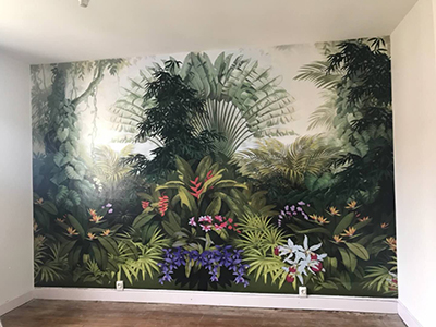 papier peint tropical personnalisé salon moderne arbre du voyageur oiseau de paradis orchidée violette et bananier.