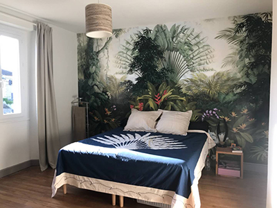 fresque murale panoramique sur mesure pour tête de lit magnifique paysage de la jungle végétation luxuriante palmier bananier lierre bambou oiseau de paradis orchidée blanche et rose.