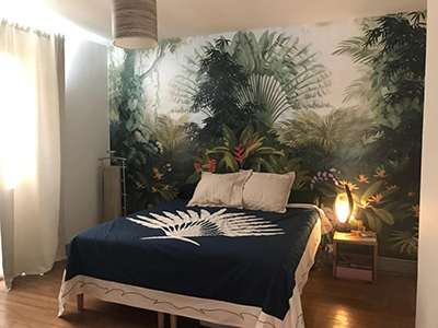 Réalisation d'une grande fresque murale dans une chambre, plantes et fleurs exotiques dans  la jungle, design et dimensions personnalisés, confection sur mesure, signé Atelier WYBO.
