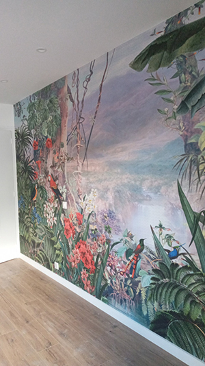 papier peint panoramique sur mesure chambre à couche paysage de la jungle dans le brouillard, plantes et fleurs tropicales, toucan et perroquet multicolore, oiseaux exotiques.
