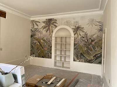 tapisserie murale sur mesure grande fresque panoramique pour bureau paysage jungle aspect ancien palmier cocotier plantes et fleurs exotiques.