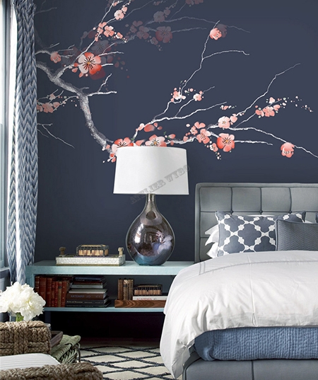 décoration d'interieur zen chambre d'hôtel papier peint japonais fleur mei  sur fond bleu foncé